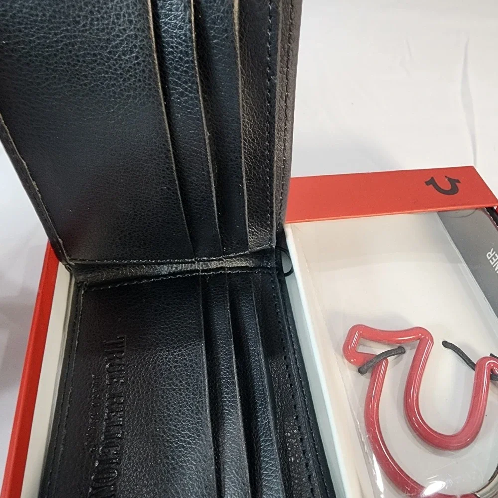 Mens True Religion Black/Red Altro Leather Bifold And Horseshoes Carabiner New